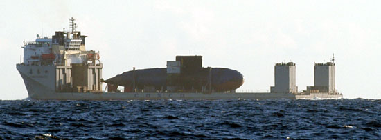 Sous-marin sur une barge.