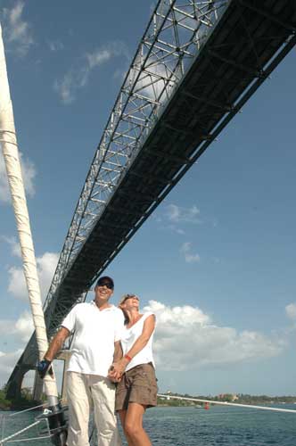 José et Betty sous le pont des Amériques.