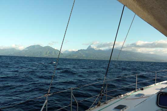 Approche de l'île de Tahiti.