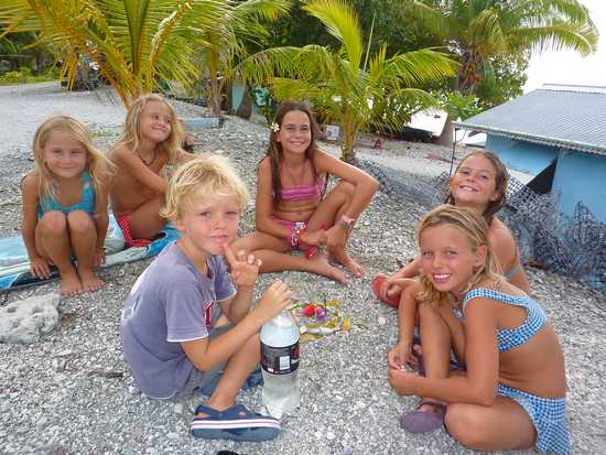 Enfants Apataki carenage Tuamotu.