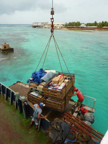 Déchargement devant un atoll inaccessible en bateau.