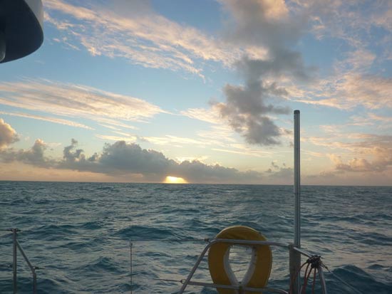 Lever du jouir à bord d'Amuitz au large de la Papouasie.