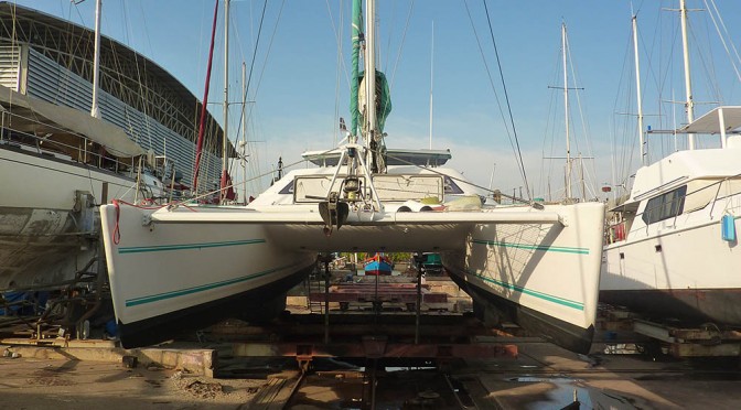 Chantier naval Thailande: mouvements de bateaux en accéléré.