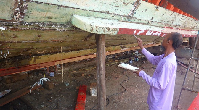 Chantier naval Thailande, spécialisé dans les bateaux de pêche en bois.